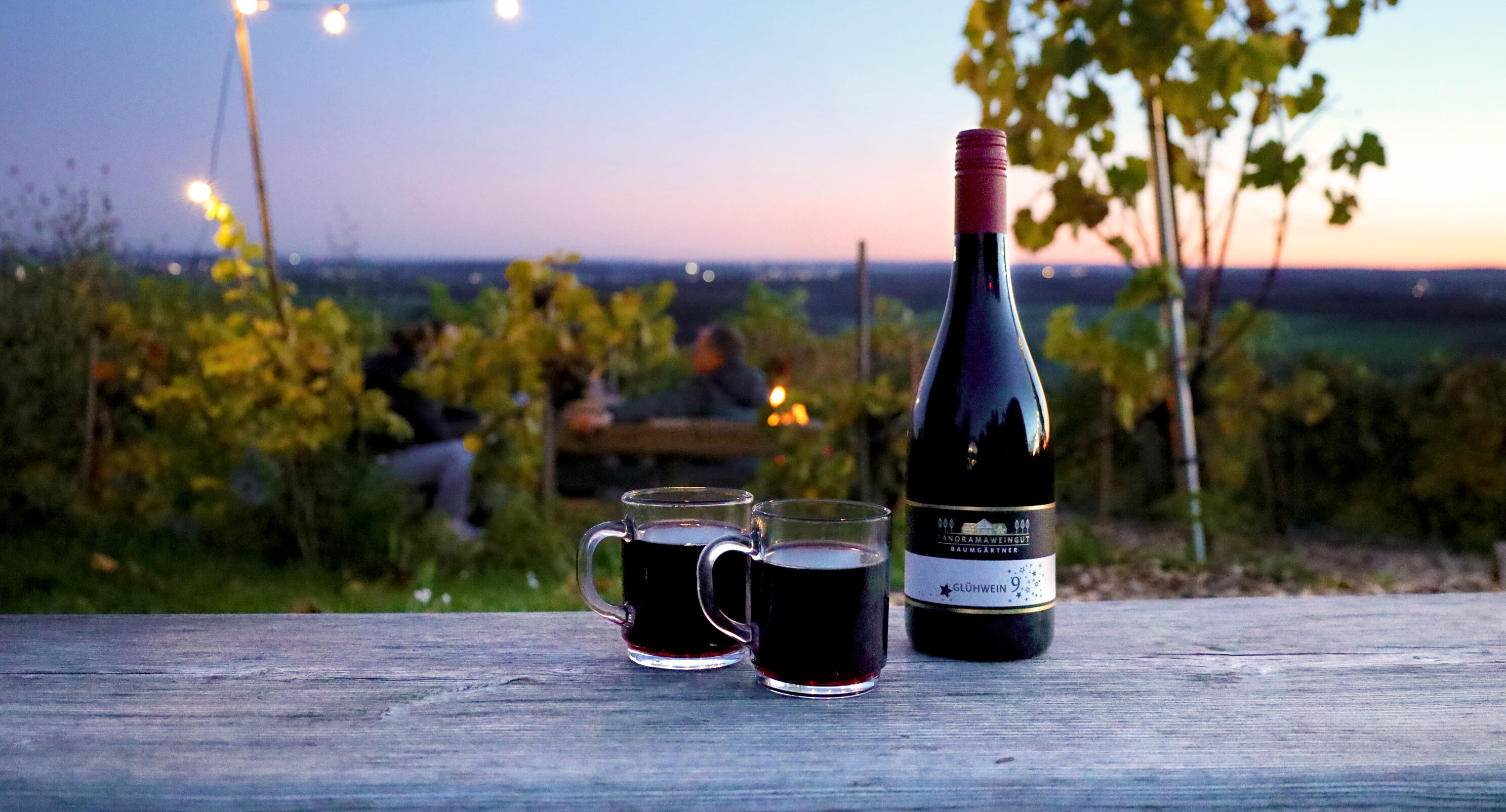 Winter-Weinterrasse: Unser Glühwein mit zwei Glühwein-Tassen